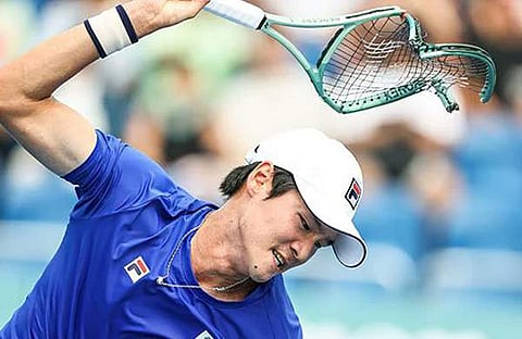 റാക്കറ്റ് തല്ലിപ്പൊട്ടിക്കുന്ന ക്വെൻ/ ട്വിറ്റർ