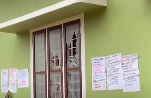 മാവോയിസ്റ്റ് സംഘം പോസ്റ്ററുകൾ പതിപ്പിച്ചത്/ ടിവി ദൃശ്യം