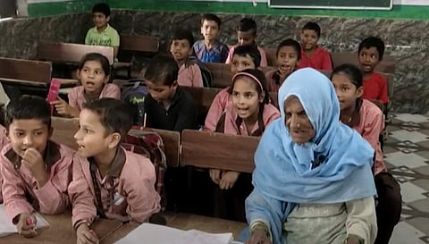 സാലിമ ഖാൻ വിദ്യാർഥികൾക്കൊപ്പം/ എക്സ് വിഡിയോ സ്ക്രീൻഷോട്ട്