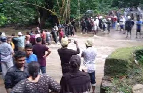 സഞ്ചാരികൾ കുടുങ്ങിയപ്പോൾ