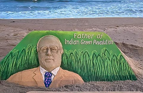 എം എസ് സ്വാമിനാഥന് ആദരാഞ്ജലി അർപ്പിച്ച് ഒരുക്കിയ മണൽ ശിൽപം/ ചിത്രം പിടിഐ