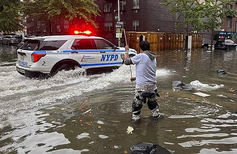 ന്യൂയോർക്കിൽ കനത്തമഴയിൽ റോഡ് മുങ്ങിയപ്പോൾ, എപി