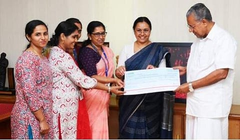 ലാഭവിഹിതം മുഖ്യമന്ത്രിക്ക് ആരോഗ്യമന്ത്രി കൈമാറുന്നു