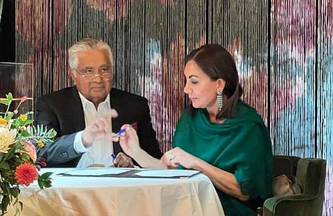 ഹരീഷ് സാല്വെ വധുവിനൊപ്പം/ ട്വിറ്റര് ചിത്രം