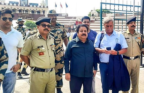 റോജര് ബിന്നിയും രാജീവ് ശുക്ലയും വാഗ അതിര്ത്തിയില്/ പിടിഐ