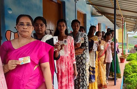 വോട്ട് ചെയ്യാൻ ക്യൂവിൽ നിൽക്കുന്നവർ തിരിച്ചറിയൽ രേഖ ഉയർത്തി കാണിക്കുന്നു/ ട്വിറ്റർ