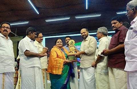 സിക്കിൾ മാല ചന്ദ്രശേഖറിന് മന്ത്രി പി രാജീവ് പുരസ്കാരം സമ്മാനിക്കുന്നു