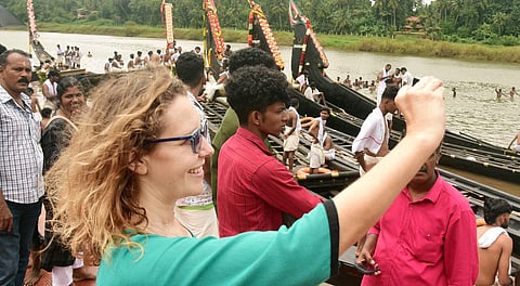 പള്ളിയോടങ്ങളുടെ ചിത്രം പകര്ത്തുന്ന വിനോദസഞ്ചാരി/എക്സ്പ്രസ്