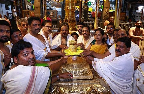 ഗുരുവായൂരപ്പന് വഴിപാടായി ഭക്തന് സമര്പ്പിച്ച സ്വര്ണകീരീടം