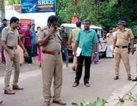 കൊലപാതകം നടന്ന സ്ഥലത്ത് പൊലീസ് സംഘം തെളിവെടുപ്പ് നടത്തുന്നു