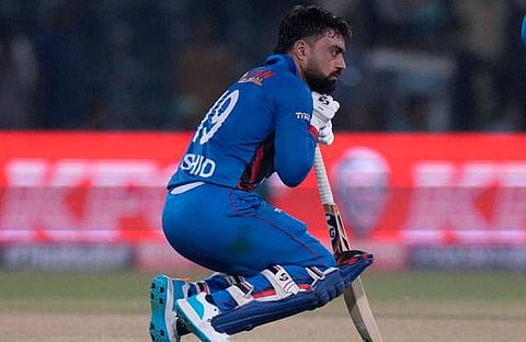 നിരാശയോടെ റാഷിദ് ഖാൻ മൈതാനത്തിൽ/ പിടിഐ