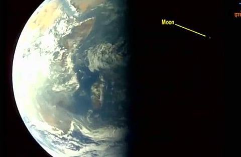 ആദിത്യ എടുത്ത ഭൂമിയുടേയും ചന്ദ്രന്റേയും ദൃശ്യം/ ട്വിറ്റര്