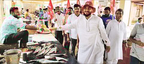 സിപിഎം പ്രവര്ത്തകര് തെരഞ്ഞെടുപ്പ് പ്രചാരണത്തിനിടെ