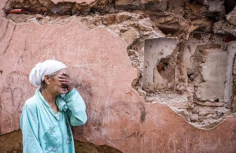 മൊറോക്കോയില് തകര്ന്ന വീടിനു സമീപം നിന്നു വിലപിക്കുന്ന സ്ത്രി/എഎഫ്പി