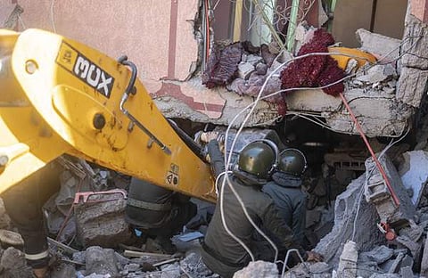 മൊറോക്ക ഭുകമ്പത്തില് കെട്ടിടത്തിനടിയില് കുടുങ്ങിയവരെ രക്ഷപ്പെടുത്താനുള്ള ശ്രമം/ എപി