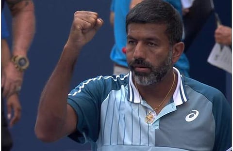 രോഹൻ ബൊപ്പണ്ണ മത്സരത്തിനിടെ കൈ ഉയർത്തി പിഴവ് ചൂണ്ടിക്കാട്ടുന്നു / ഫോട്ടോ: ട്വിറ്റർ