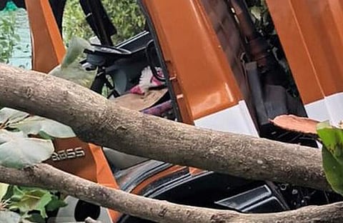 അപകടത്തില്പ്പെട്ട ലോറി