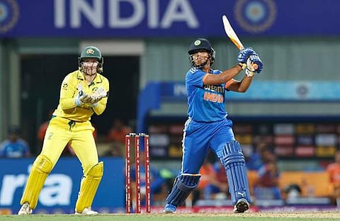 ഓസ്ട്രേലിയക്കെതിരായ മത്സരത്തില് ഇന്ത്യന് താരം സിക്സര് പറത്തുന്നു/ എക്സ്