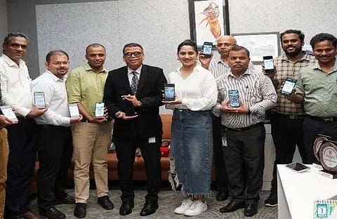 വാട്സ്ആപ്പ് ടിക്കറ്റിങ്ങിന്റെ ഉദ്ഘാടനം നടി മിയ ജോർജ് നിർവഹിക്കുന്നു, കൊച്ചി മെട്രോ പങ്കുവെച്ച ചിത്രം