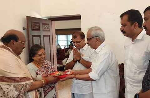 അയോധ്യയിൽ നിന്നെത്തിച്ച അക്ഷതം വെള്ളാപ്പള്ളി നടേശനും, പ്രീതി നടേശനും കൈമാറുന്നു/ ഫെയ്സ്ബുക്ക്