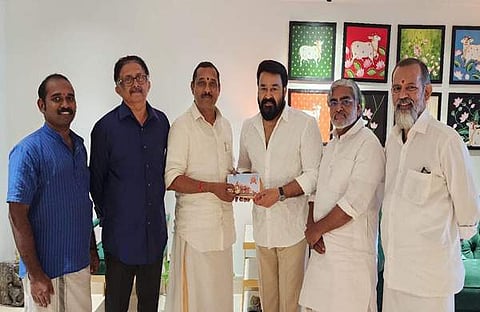 മോഹൻലാൽ അക്ഷതം സ്വീകരിക്കുന്നു/ ഫെയ്സ്ബുക്ക്