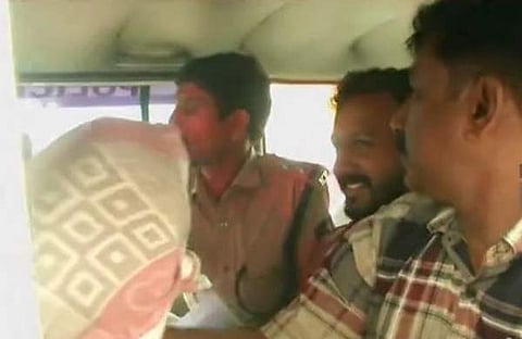 രാഹുലിനെ വൈദ്യപരിശോധനയ്ക്ക് കൊണ്ടുപോകുന്നു/ ടെലിവിഷന് ചിത്രം