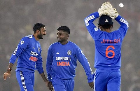 സഞ്ജുവിനൊപ്പം വിക്കറ്റ് നേട്ടമാഘോഷിക്കുന്ന അക്ഷർ/ പിടിഐ