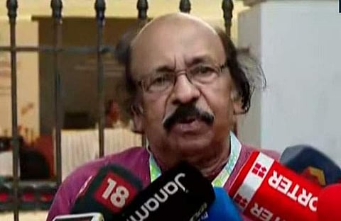 സച്ചിദാനന്ദൻ മാധ്യമങ്ങളോട് സംസാരിക്കുന്നു/ ടിവി ദൃശ്യം