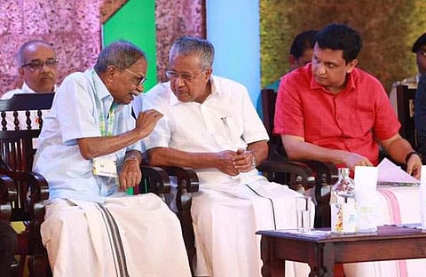 എംടി മുഖ്യമന്ത്രിക്കൊപ്പം കെഎൽഎഫ് വേദിയിൽ/ എക്സ്പ്രസ് ചിത്രം