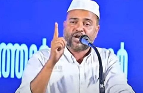 സത്താർ പന്തല്ലൂർ പ്രസംഗിക്കുന്നു/ ടിവി ദൃശ്യം