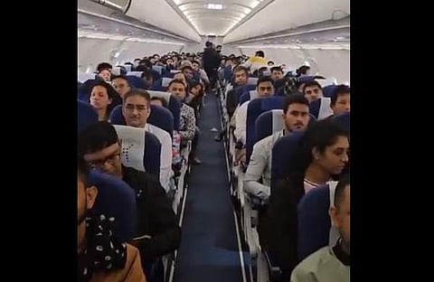 ഇന്ഡിഗോ വിമാനത്തില് യാത്രക്കാര്/ എക്സ്