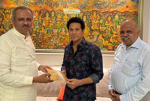 രാമക്ഷേത്ര പ്രതിഷ്ഠാദിന ചടങ്ങിലേക്കുള്ള ക്ഷണക്കത്ത് സച്ചിന് കൈമാറുന്നു