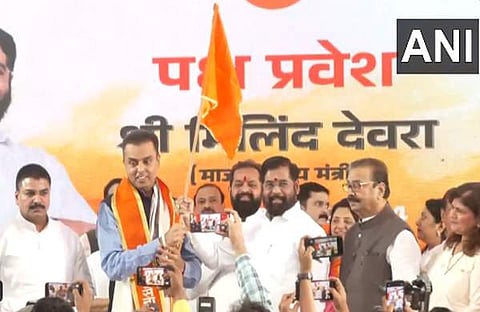 മിലിന്ദ് ദേവ്റയ്ക്ക് പാർട്ടി പതാക കൈമാറുന്നു/ എഎൻഐ