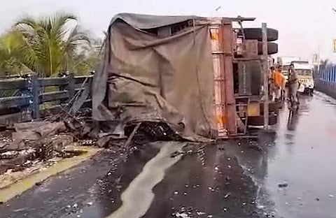 മുട്ട കയറ്റി വന്ന ലോറി മറിഞ്ഞപ്പോള്/ ഫോട്ടോ: വീഡിയോ സ്ക്രീന്ഷോട്ട്