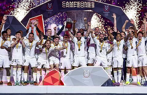 സ്പാനിഷ് സൂപ്പർ കപ്പ് കിരീടവുമായി റയൽ/ ട്വിറ്റർ