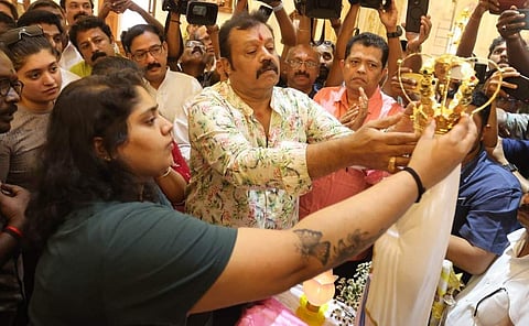 മാതാവിന് സ്വര്ണ കിരീടം സമര്പ്പിക്കുന്ന സുരേഷ് ഗോപിയും മകളും