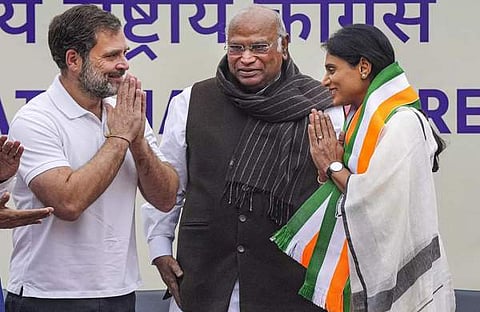 വൈഎസ് ശര്മിള രാഹുല് ഗാന്ധിക്കും ഖാര്ഗെയ്ക്കുമൊപ്പം/ എക്സ്