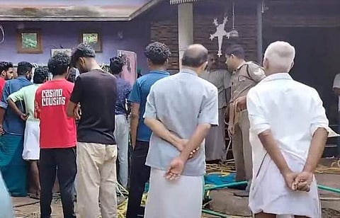 കുട്ടി കിണറ്റില് വീണെന്നറിഞ്ഞ് വീട്ടിലെത്തിയ നാട്ടുകാരും പൊലീസും