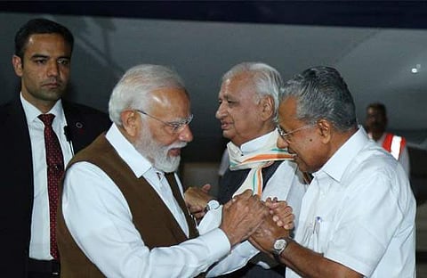 നെടുമ്പാശേരി വിമാനത്താവളത്തില് പ്രധാനമന്ത്രിയെ സ്വീകരിക്കുന്ന മുഖ്യമന്ത്രി പിണറായി വിജയന്/ ചിത്രം എഎന്ഐ