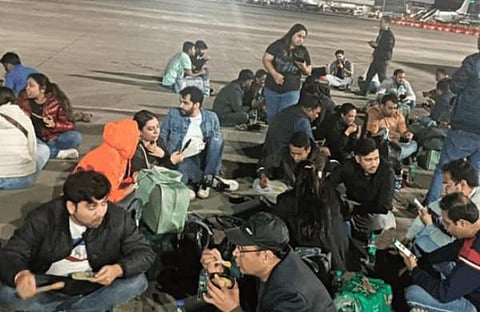 മുംബൈ വിമാനത്താവളത്തില് നിലത്തിരുന്ന് ഭക്ഷണം കഴിക്കുന്ന യാത്രക്കാര്  /എക്സ്