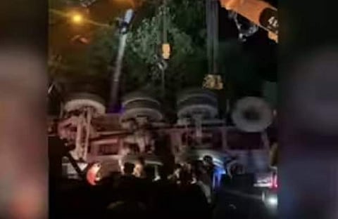 മറിഞ്ഞ ട്രക്ക് ഉയർത്താൻ ശ്രമിക്കുന്നു/ ടിവി ദൃശ്യം