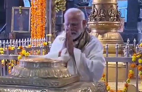 ഗുരുവായൂരിൽ ദർശനം നടത്തുന്ന നരേന്ദ്രമോദി