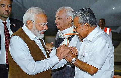 കൊച്ചിയിൽ മോദിയെ സ്വീകരിക്കുന്ന പിണറായി/ പിടിഐ