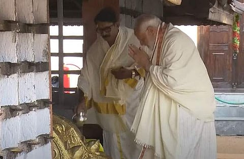 നരേന്ദ്രമോദി തൃപ്രയാർ ക്ഷേത്രത്തിൽ പ്രാർത്ഥിക്കുന്നു/ വീഡിയോദൃശ്യം
