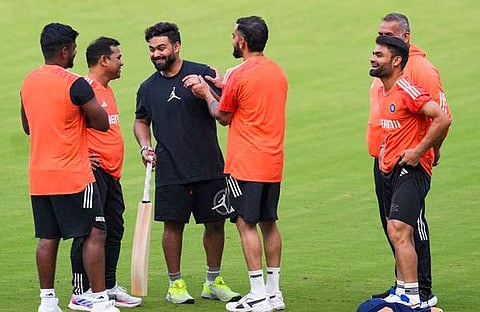 ഋഷഭ് പന്ത് കൊഹ് ലിക്കും റിങ്കുവിനുമൊപ്പം/ പിടിഐ