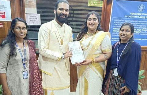 സുരേഷ് ഗോപിയുടെ മകൾ ഭാഗ്യ വിവാഹ സർട്ടിഫിക്കറ്റുമായി/ ഫെയ്സ്ബുക്ക്