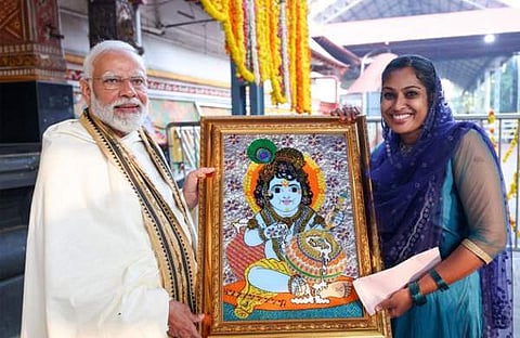 ജസ്ന സലിം പ്രധാനമന്ത്രിക്ക് താന് വരച്ച കൃഷ്ണന്റെ ചിത്രം സമ്മാനിക്കുന്നു/ ഫോട്ടോ: എക്സ്