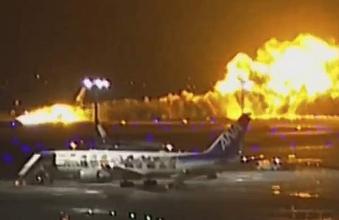 ടോക്കിയോ വിമാനത്താവളത്തിൽ വിമാനങ്ങൾ തമ്മിൽ കൂട്ടിയിടിച്ച് തീ പടർന്നപ്പോൾ, എപി