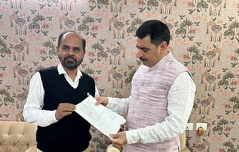 സിജെ ചാവ്ഡ രാജിക്കത്ത് സ്പീക്കര് ശങ്കര് ചൗധരിക്ക് കൈമാറുന്നു/ എക്സ്