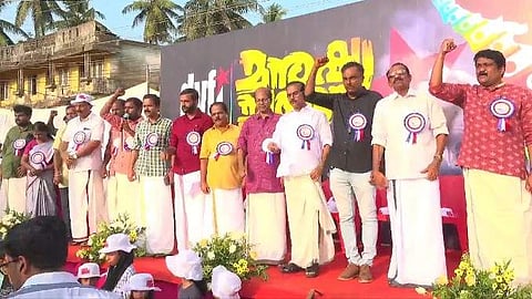 ഡിവൈഎഫ്ഐ മനുഷ്യച്ചങ്ങലയില് അണിനിരന്നവര്